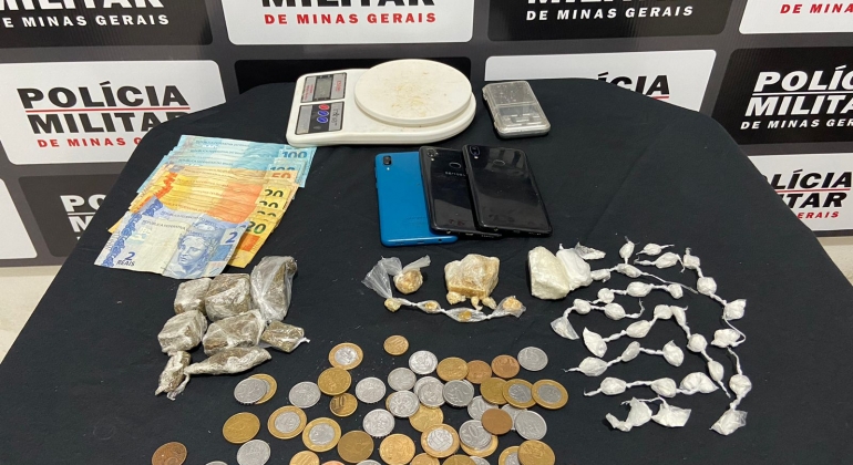 Durante ocorrência de assalto Polícia Militar de Lagoa Formosa apreende crack, maconha e cocaína em casa de traficante 