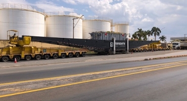 Carreta gigante com 280 pneus e 550 tonelada causa lentidão no transito ao chegar a Patos de Minas 