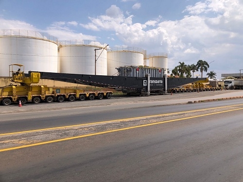 Carreta gigante com 280 pneus e 550 tonelada causa lentidão no transito ao chegar a Patos de Minas 