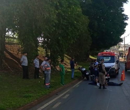 Motociclista fica ferido após se chocar contra traseira de veículo na Avenida JK, em Patos de Minas