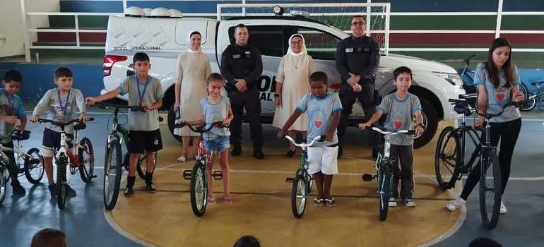 Bicicletas reformadas por presos se transformam em presente de Dia das Crianças em Minas
