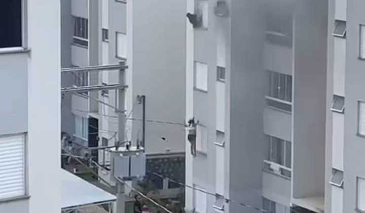 Vídeo mostra moradores de prédio em Patos de Minas pulando do quarto andar para escapar de incêndio