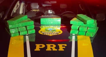 PRF de Patos de Minas prende passageira de ônibus com 15 quilos de maconha dentro de mala