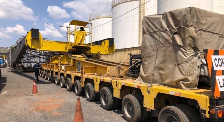 Polícia Militar Rodoviária alerta que carreta gigante vai deixar o trânsito lento na MGC-354