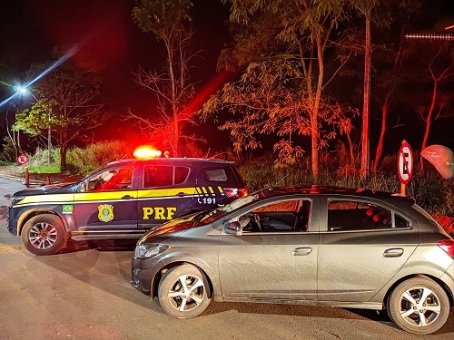 Patos de Minas - Carro furtado na cidade de São Paulo é recuperado pela PRF na BR-365