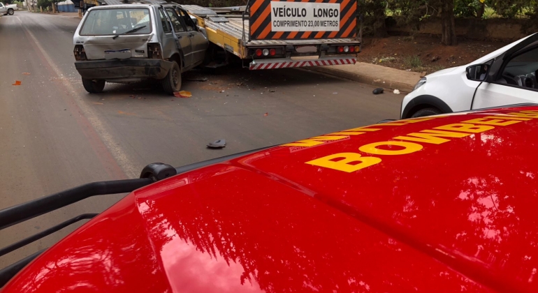 Passageira de veículo fica ferida em acidente ocorrido na Avenida Tancredo Neves em Patos de Minas 