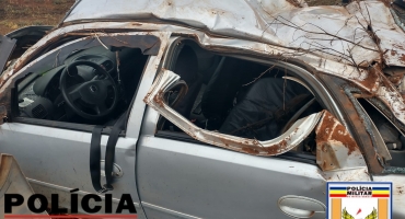 Condutora de 24 anos fica ferida após capotar carro na MG-410 em Presidente Olegário