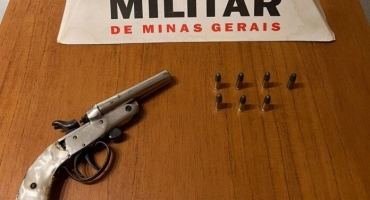 Carmo do Paranaíba – Idoso ameaça vizinhos no bairro Minas Gerais, mas acaba preso com arma de fogo e munições