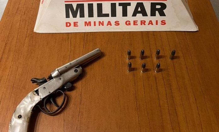 Carmo do Paranaíba – Idoso ameaça vizinhos no bairro Minas Gerais, mas acaba preso com arma de fogo e munições