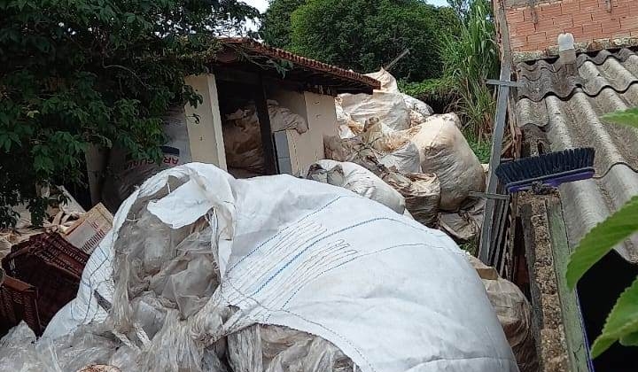 Moradores do bairro Bela Vista em Lagoa Formosa denunciam suposto depósito clandestino de recicláveis 