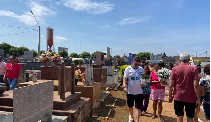 Patenses visitam cemitérios no Dia de Finados; paróquias realizam celebrações especiais 