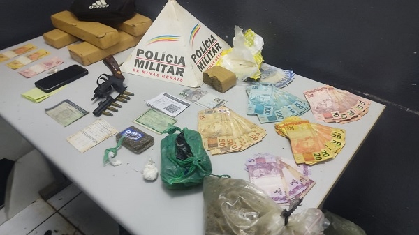 PM de Patos de Minas localiza arma, munições e grande quantidade de drogas no bairro Nossa Senhora Aparecida