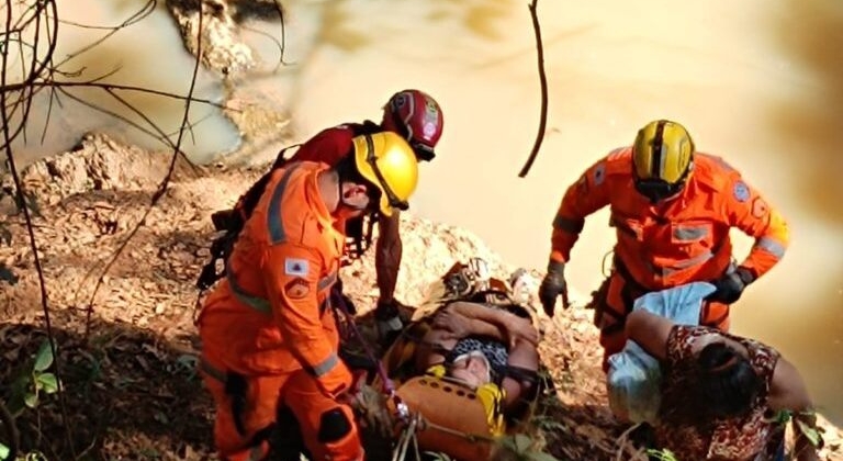 Veículo cai dentro de córrego em Patos de Minas e quatro irmãs que estavam no carro são socorridas pelo Corpo de Bombeiros 