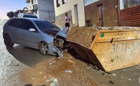 Motorista de 17 anos morre após colidir carro em caçamba de entulho na cidade de São Gotardo