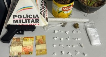 Dupla é presa com drogas, réplica de arma e dinheiro na cidade de Patos de Minas 