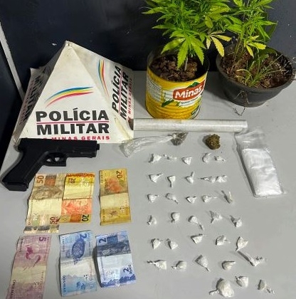 Dupla é presa com drogas, réplica de arma e dinheiro na cidade de Patos de Minas 