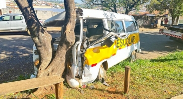 São Gotardo – Kombi escolar se envolve acidente e motorista e estudante sofrem fraturas 