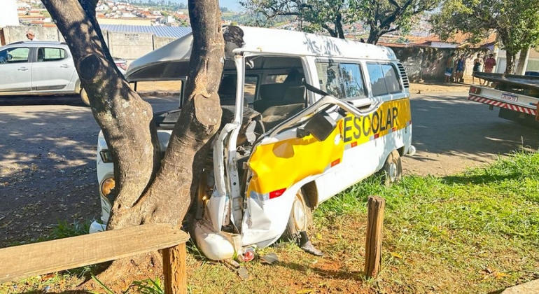 São Gotardo – Kombi escolar se envolve acidente e motorista e estudante sofrem fraturas 