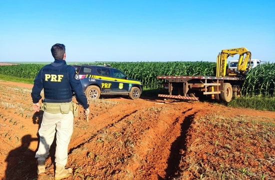 PRF de Patos de Minas intercepta e recupera caminhão roubado em Uberlândia