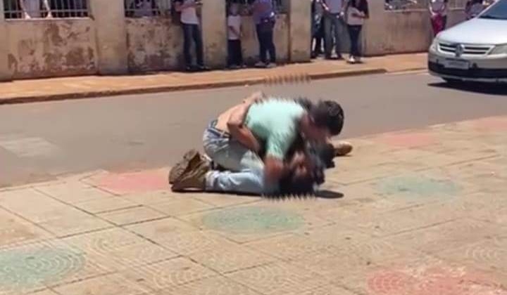 Vídeo mostra aluno sendo agredido por motorista de automóvel em frente a uma escola na cidade de Lagoa Formosa 