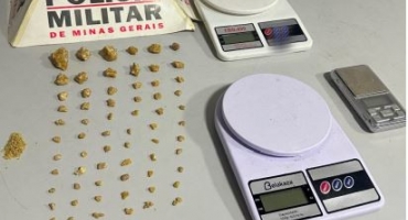 Polícia Militar encontra 60 pedras de crack no bolso da bermuda de homem em surto psicótico