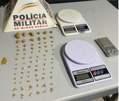 Polícia Militar encontra 60 pedras de crack no bolso da bermuda de homem em surto psicótico