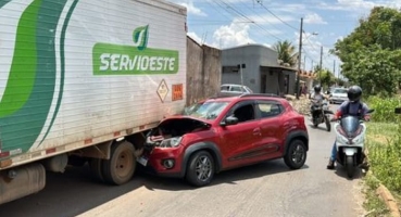 Motorista de aplicativo perde controle direcional de carro e colide contra caminhão