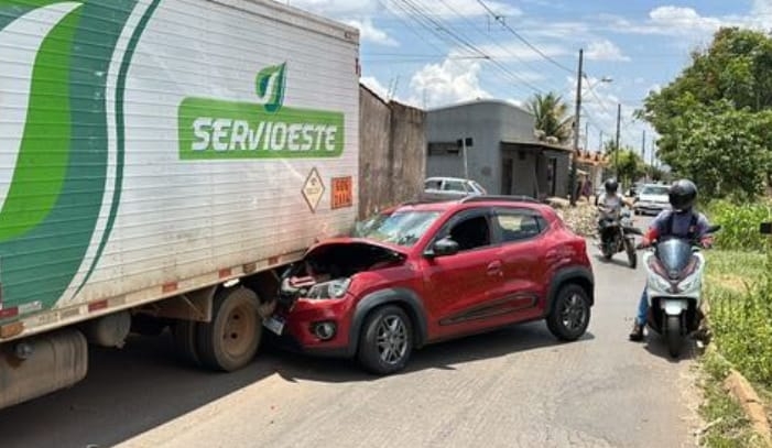 Motorista de aplicativo perde controle direcional de carro e colide contra caminhão