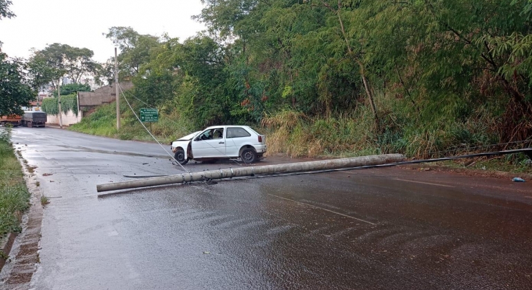 Patos de Minas - Motorista perde controle direcional de veículo e derruba poste na avenida Fátima Porto