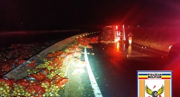 Caminhão carregado com sacas de cebola tomba em curva da BR-146, em Serra do Salitre