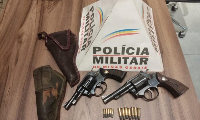 Carmo do Paranaíba – Homem ameaça mulher e filho de morte e acaba preso com duas armas de fogo