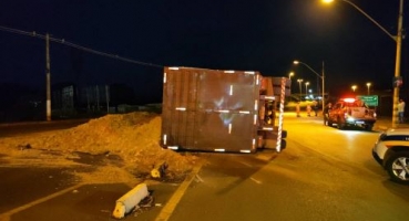 Motorista com sintomas de embriaguez tomba carreta e foge; na casa onde ele foi localizado PM apreende barra de maconha 