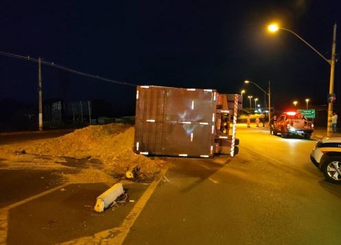 Motorista com sintomas de embriaguez tomba carreta e foge; na casa onde ele foi localizado PM apreende barra de maconha 