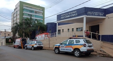 Homem é socorrido por colega após chegar ao trabalho com ferimento grave na cabeça