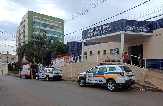 Homem é socorrido por colega após chegar ao trabalho com ferimento grave na cabeça