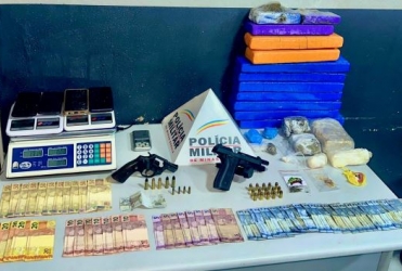 Drogas, armas e munições são apreendidas após PM flagrar traficantes pesando maconha em Patos de Minas