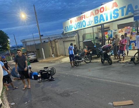 Menor de 16 anos conduzindo motocicleta atropela cadeirante no bairro Jardim Esperança, em Patos de Minas 