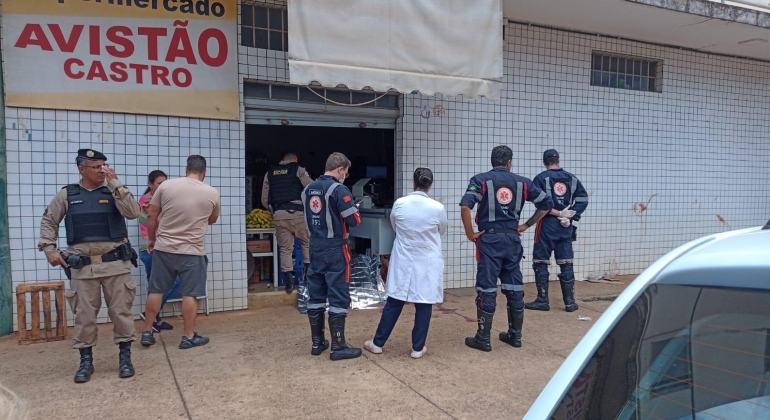 Homicídio - Após ser atingido dentro de residência em Patos de Minas homem corre para a rua e morre na calçada 