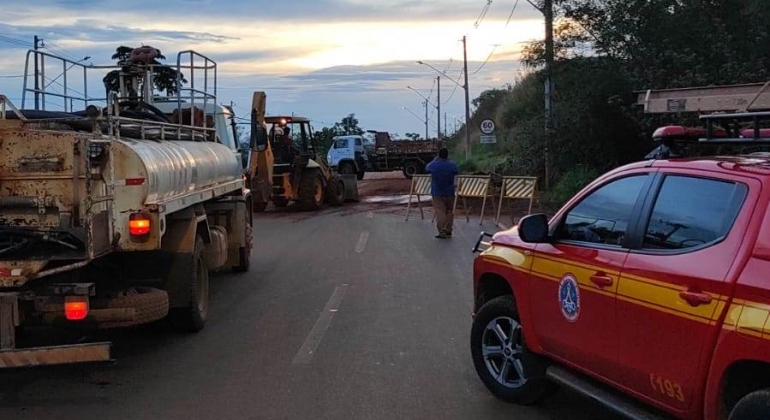 Corpo de Bombeiros atende ocorrência de deslizamento de terra na Avenida Fátima Porto em Patos de Minas