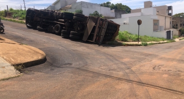 Caminhoneiro que seguia para a cidade de João Pessoa entra em Patos de Minas por indicação do GPS e tomba caminhão 