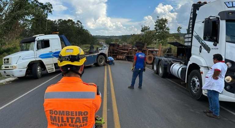 Lagoa Formosa - Caminhão tanque tomba na BR-354; três ocupantes do veículo foram encaminhados para o hospital