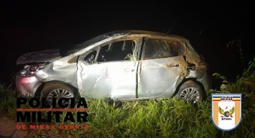 Motorista com sintomas de embriaguez capota veículo na LMG-743 ente Carmo do Paranaíba e Quintinos 