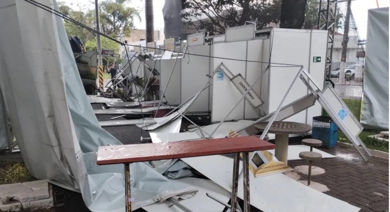 Temporal causa estragos na cidade de Patos de Minas na tarde deste domingo (10)