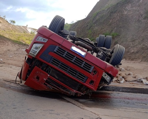 Motorista de carreta morre em acidente na BR-146, próximo a Serra do Salitre