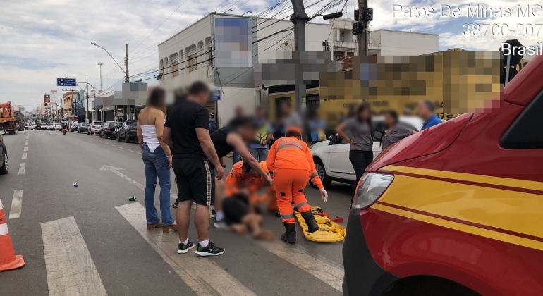  Patos de Minas - Homem de 65 anos fica gravemente ferido após ser atropelado por motociclista na Rua Major Gote