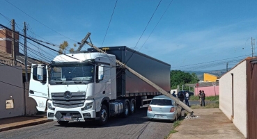 Motorista atinge fiação de rede elétrica e poste cai em cima de automóvel na cidade de Patos de Minas 