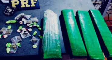 Patos de Minas - Passageiro de ônibus é preso pela PRF na BR-365 levando barras de maconha e cocaína escondidas em mochila