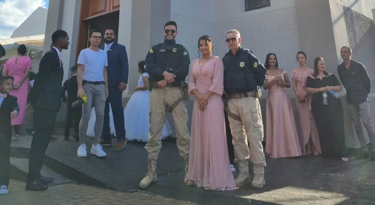 Inusitado - Polícia Rodoviária Federal ajuda madrinha de casamento chegar até Igreja; após pneu de carro estourar na BR-365