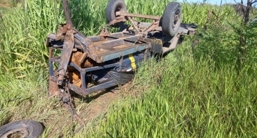 Carmo do Paranaíba – Motorista cochila ao volante e veículo sai da pista na BR 354, próximo ao Posto Recreio