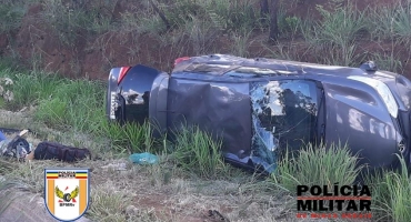 Presidente Olegário - Carro colide em caminhão durante ultrapassagem e capota na MGC-354